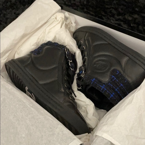 CHANEL Black and Blue C8338 Sneakers - Picture 3 of 11